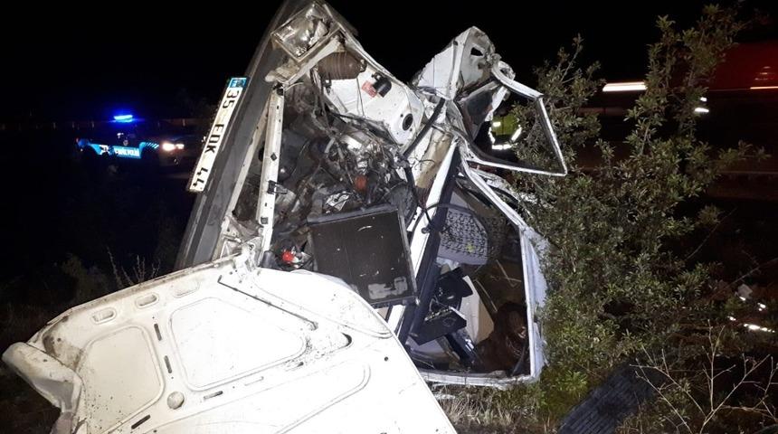 Kayganlaşan yolda kontrolden &ccedil;ıkan otomobil tarlaya u&ccedil;tu: 1&rsquo;i ağır 4 yaralı