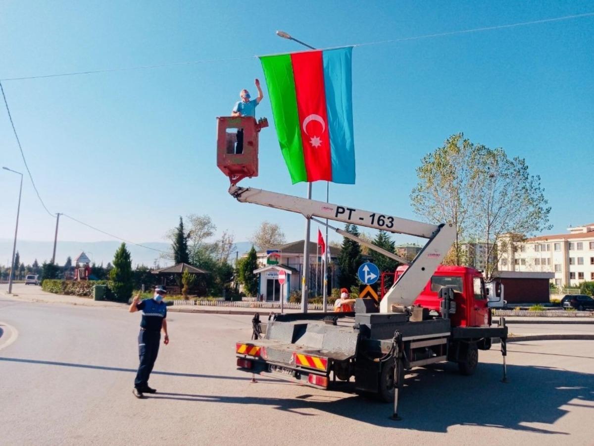 K&ouml;rfez sokaklarında Azerbaycan bayrakları