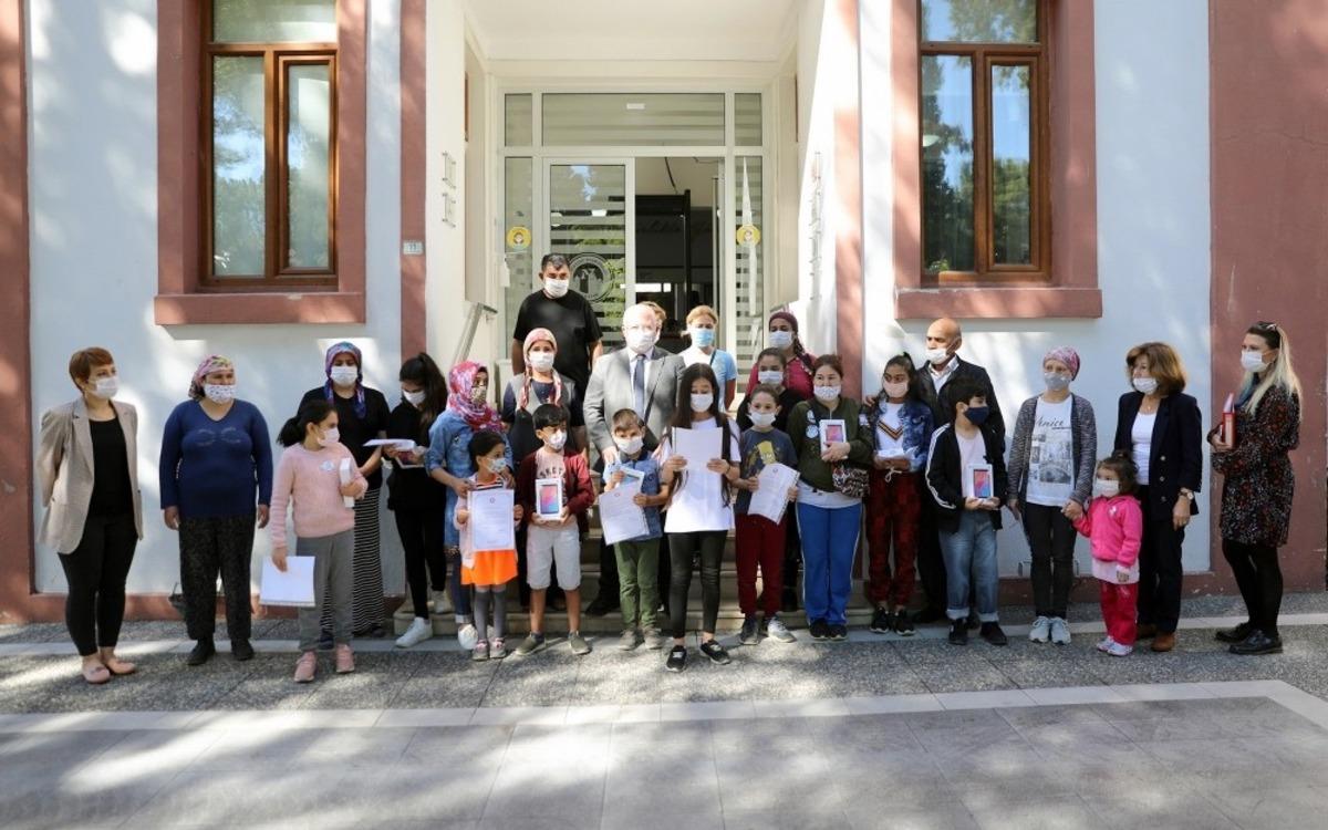 Başkan G&uuml;m&uuml;ş&rsquo;ten &ouml;ğrencilere tablet