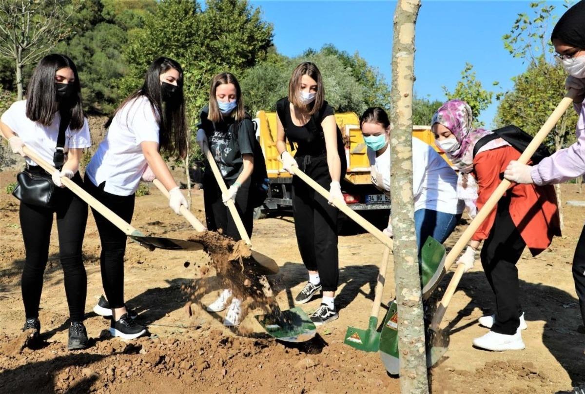 Kocaeli&rsquo;deki gen&ccedil;ler Hatay&rsquo;daki orman yangını i&ccedil;in fidan dikti