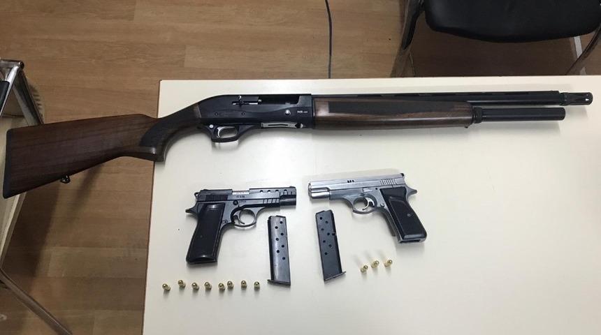 Ş&uuml;phe &uuml;zerine durdurulan ara&ccedil;ta silah ele ge&ccedil;irildi