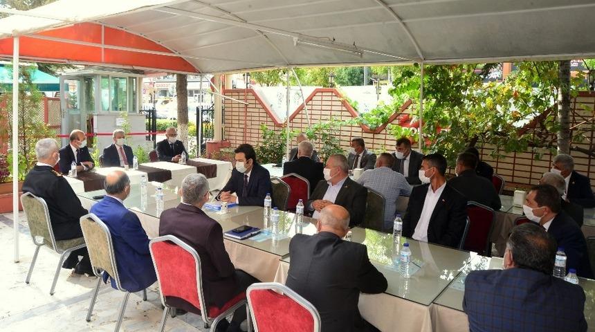 Vali Akın, &rsquo;Muhtarlar devletle vatandaş arasında k&ouml;pr&uuml;d&uuml;r&rsquo;