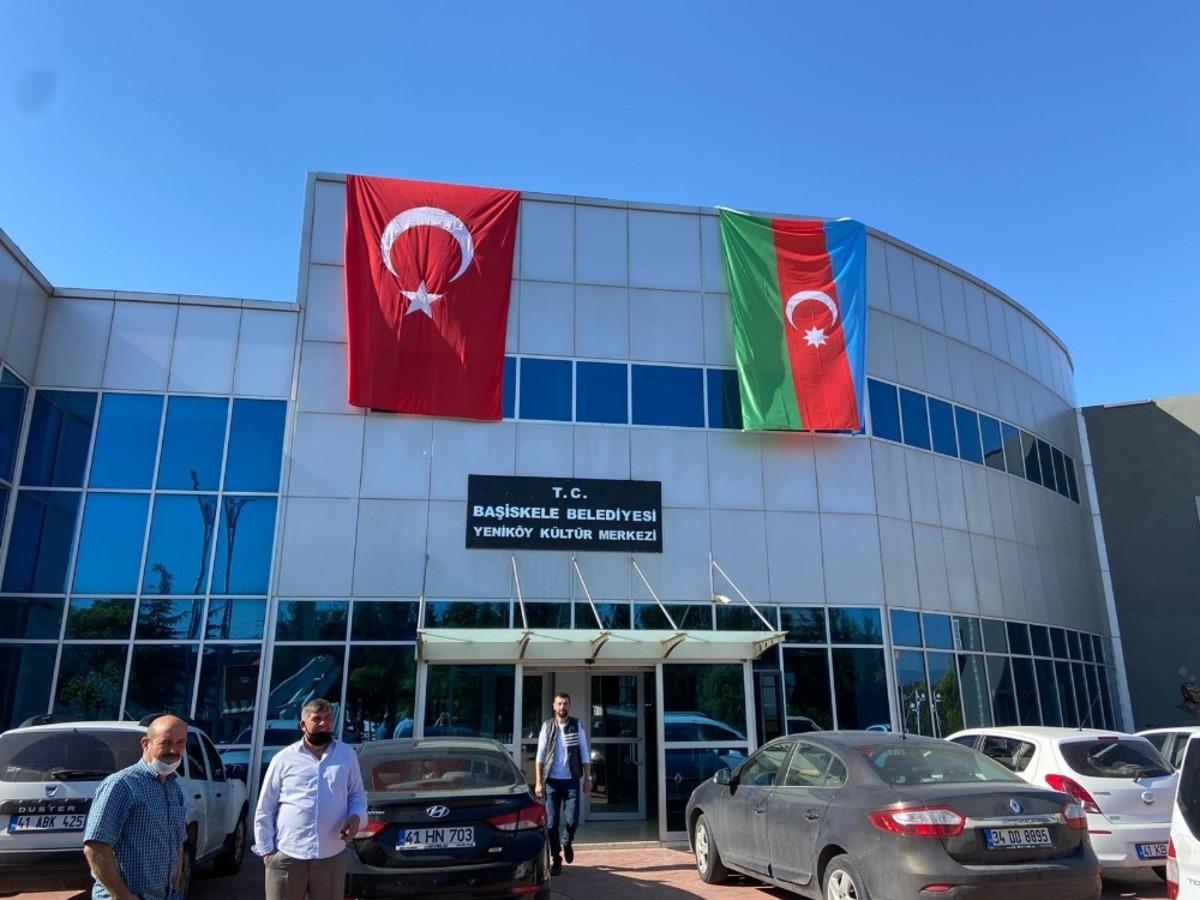 Başiskele&rsquo;de Azerbaycan&rsquo;a bayraklı destek