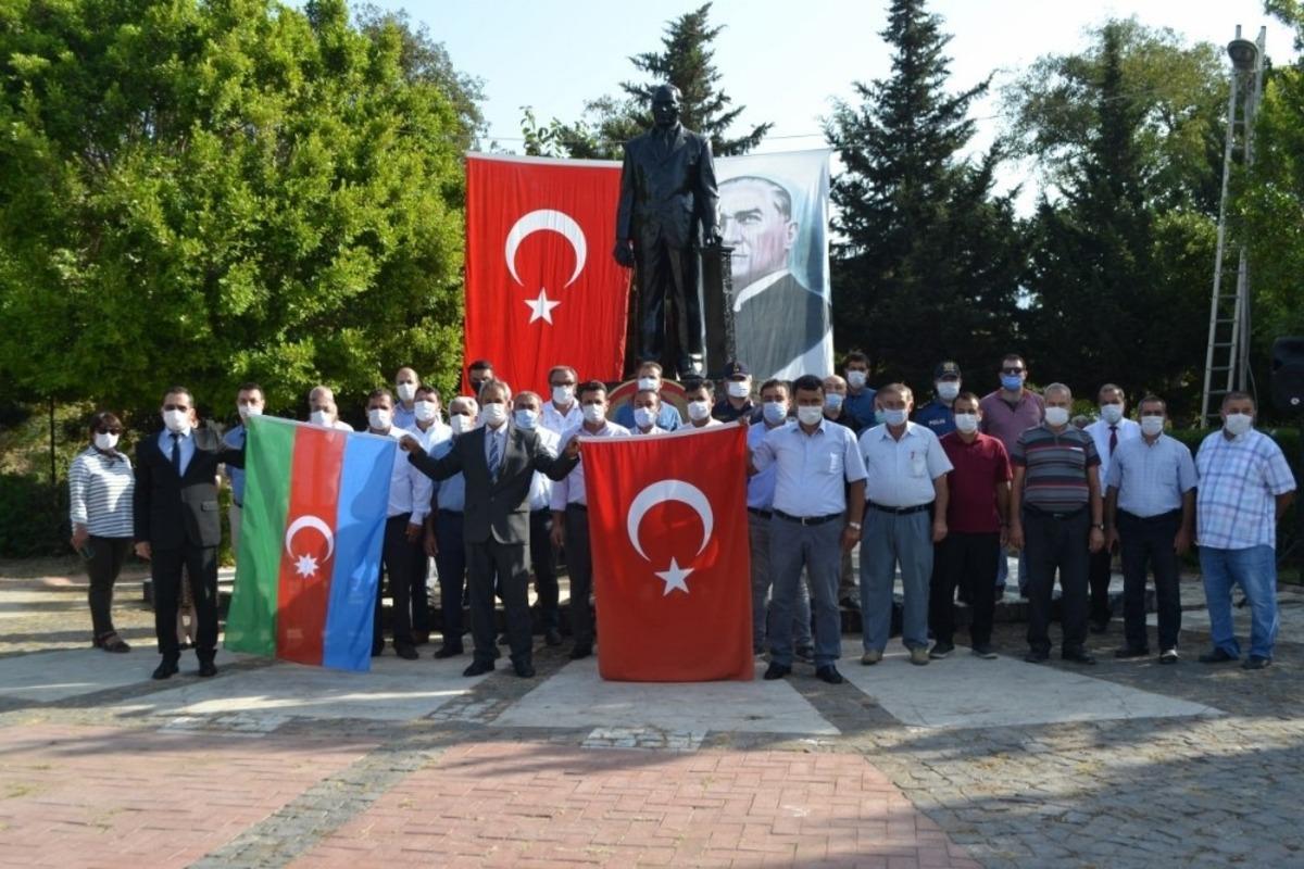 Bozyazılı muhtarlardan Azerbaycan&rsquo;a bayraklı destek