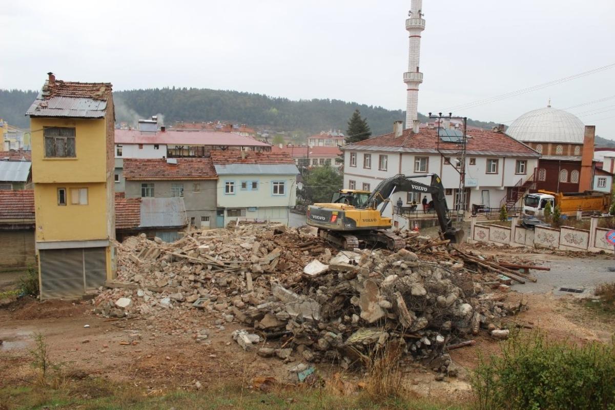 Kastamonu&rsquo;da tehlike arz eden 9 adet metruk bina yıkılıyor