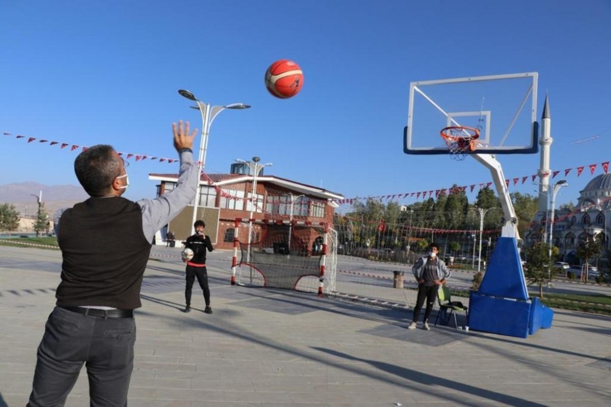 (&Ouml;zel) Van G&ouml;l&uuml; sahilinde penaltı ve basketbol yarışması