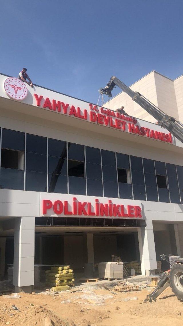 Yahyalı Devlet Hastanesi’nin tabelaları asıldı