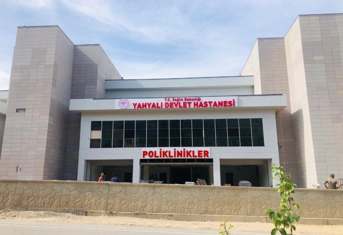 yahyali devlet hastanesi nin tabelalari asildi kayseri haberleri