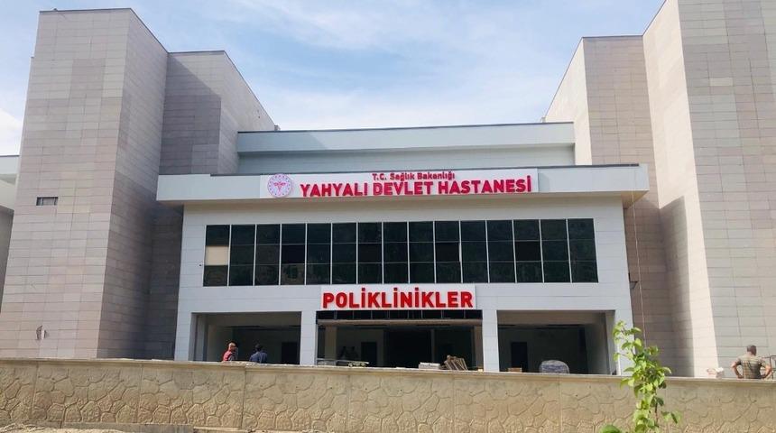 Yahyalı Devlet Hastanesi&rsquo;nin tabelaları asıldı