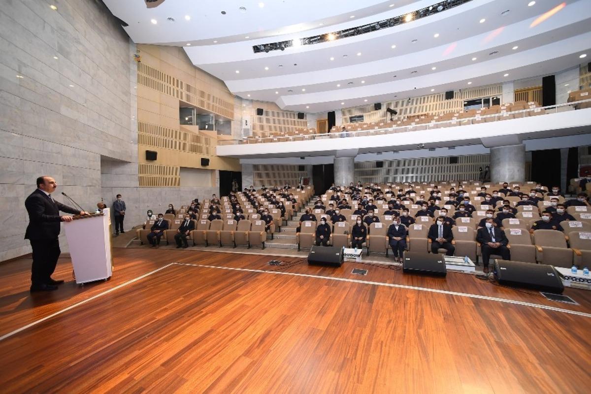 Başkan Altay g&ouml;reve yeni başlayan itfaiyecilerle buluştu