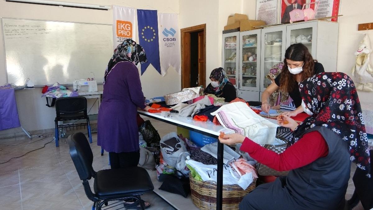 Kadınlar &uuml;retip ev ekonomilerine katkı sağlıyor