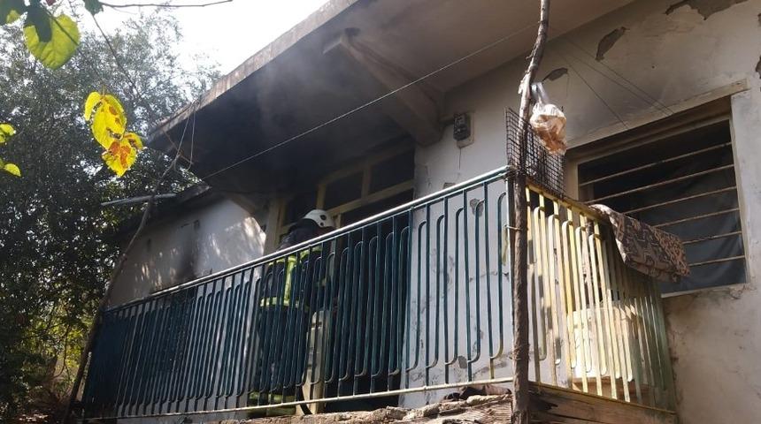 Evde &ccedil;ıkan yangına ilk m&uuml;dahaleyi komşular yaptı