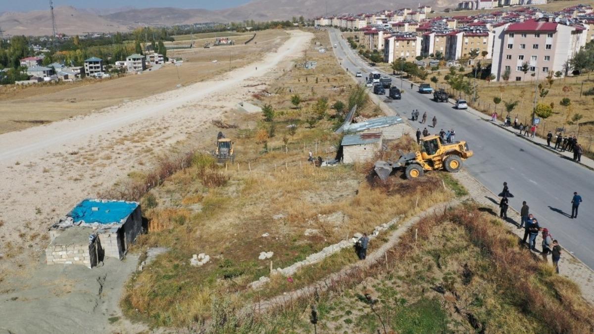 İpekyolu&rsquo;nda ka&ccedil;ak yapılar yıktırılıyor