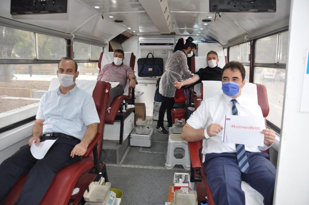 Afyonkarahisar&rsquo;da gazeteciler kan verdi