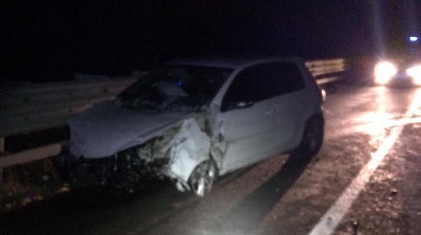 Bariyere &ccedil;arpan otomobildeki 2 kişi yaralandı