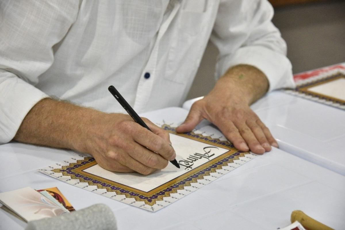 Kaligrafi sanatını &ouml;ğrenip kendi işlerini kuruyorlar