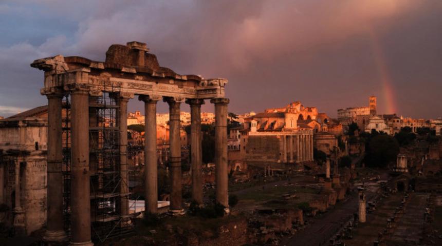 İyi y&ouml;netilen devletler diktat&ouml;rl&uuml;klere g&ouml;re daha derin bir &ccedil;&ouml;k&uuml;ş yaşadı