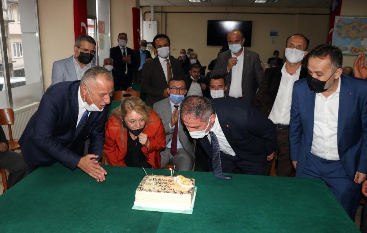 AK Parti Muhtarlar g&uuml;n&uuml;n&uuml; pastayla kutladı