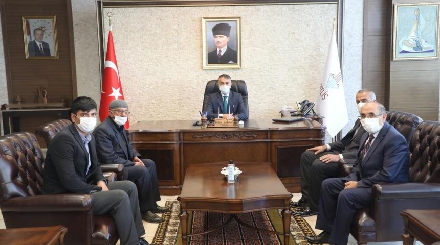 Vali Oktay &Ccedil;ağatay muhtarları makamında kabul etti