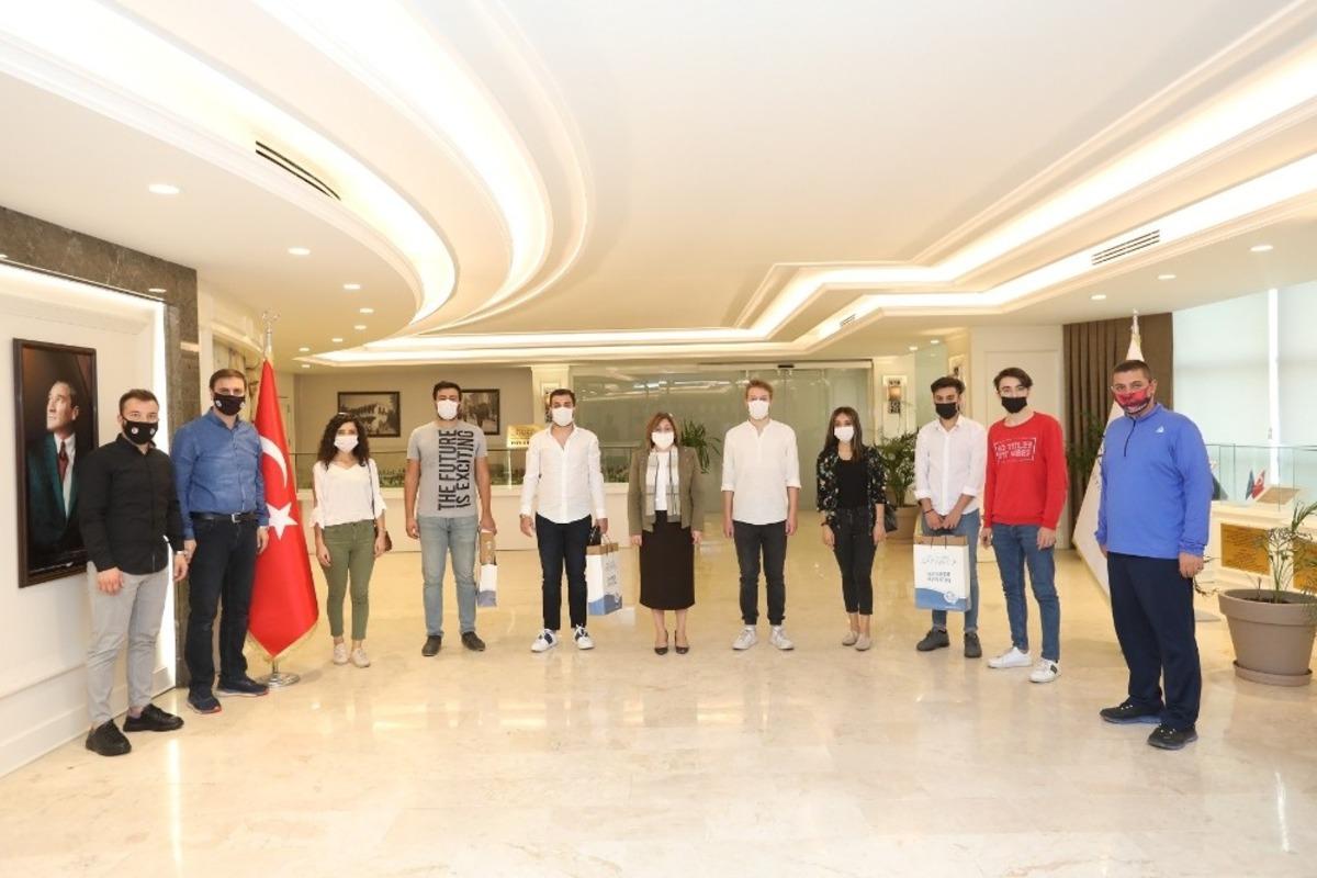 B&uuml;y&uuml;kşehir, FIFA 2020 e-spor turnuvası i&ccedil;in &ouml;d&uuml;l t&ouml;reni d&uuml;zenledi