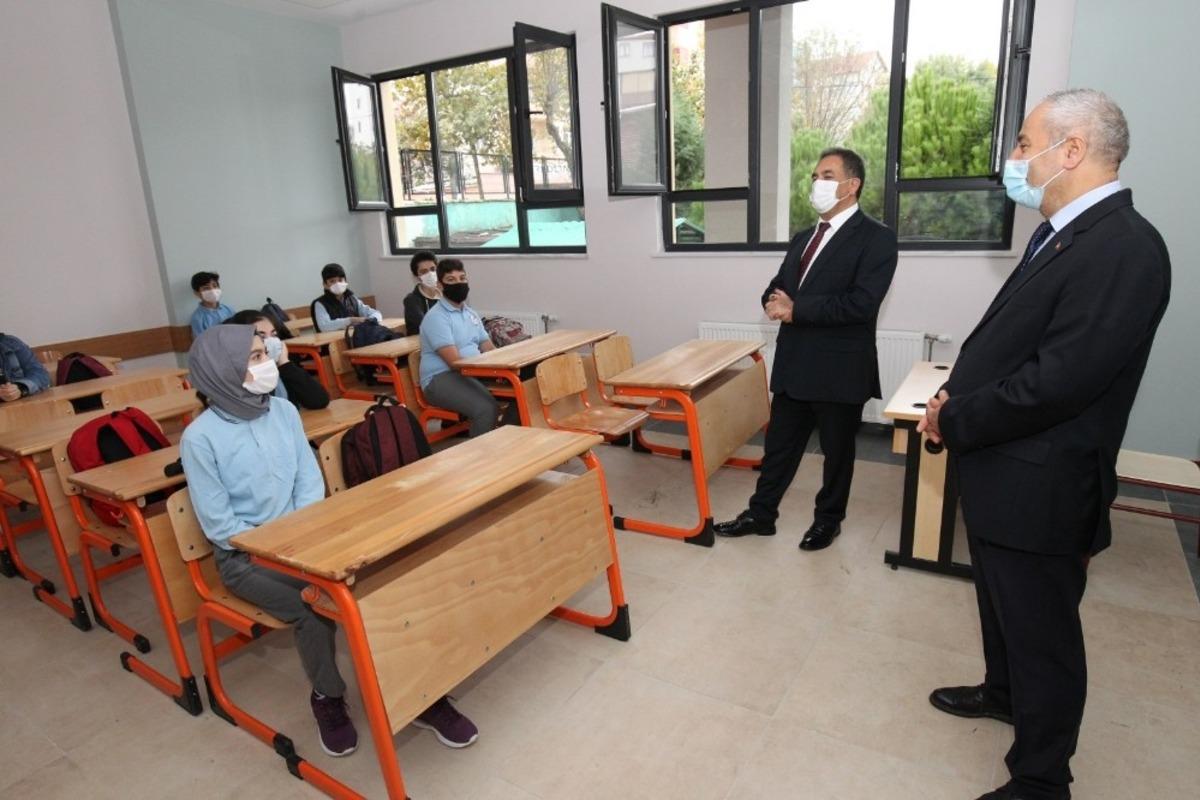 Kaymakam G&uuml;ler ve Başkan B&uuml;y&uuml;kg&ouml;z bayrak t&ouml;renine katıldı