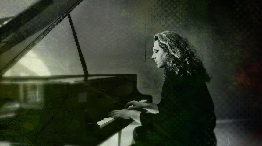 Uğur Gülbaharlı'nın ilk solo albümü "Anlatılmamış Hikayeler" müzikseverlerle buluşuyor!