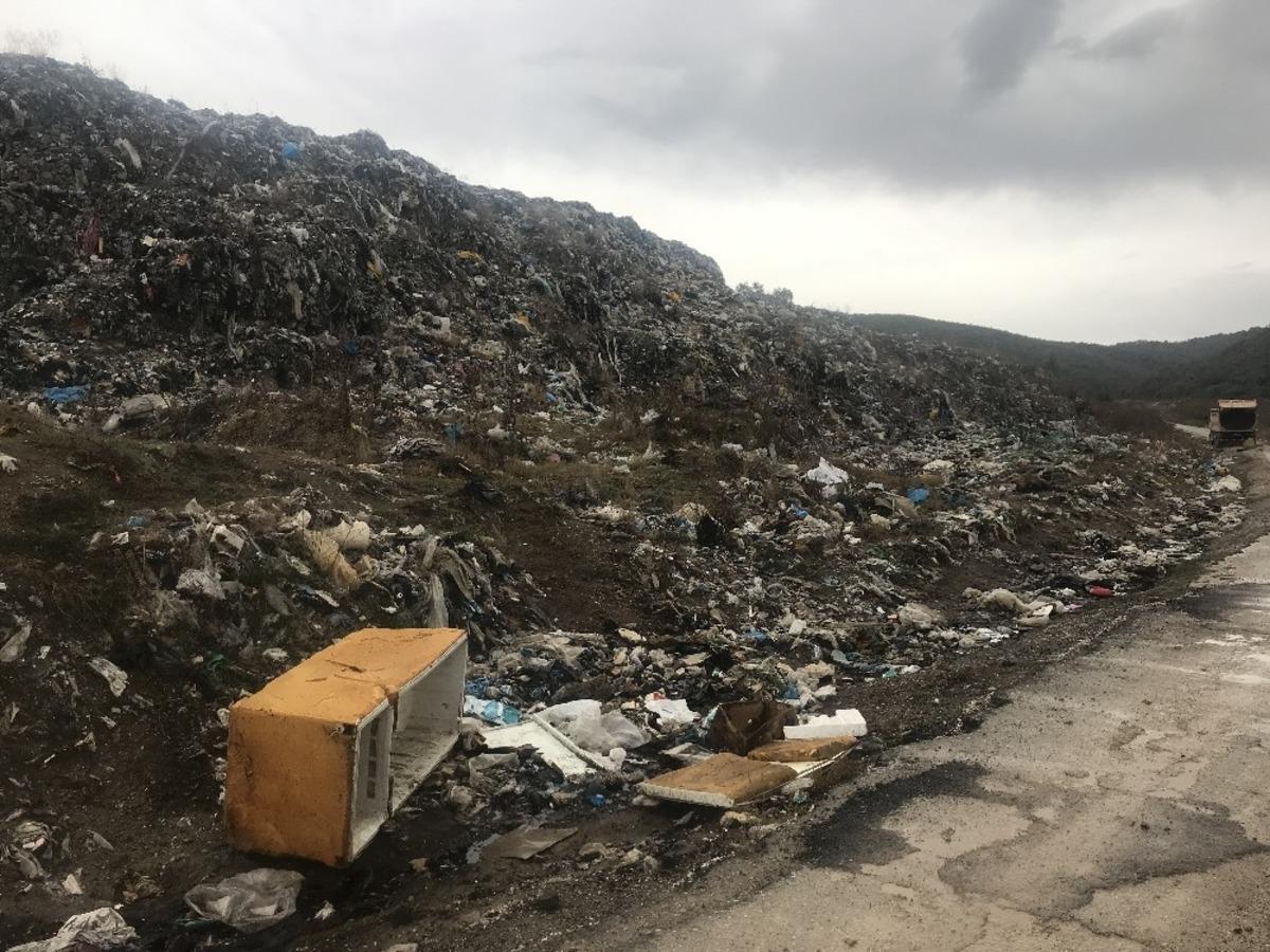 Yollarının genişletilip &ccedil;&ouml;p alanının ıslah edilmesini bekliyorlar