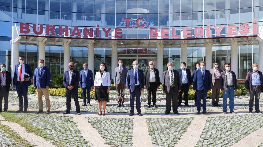 Burhaniye Belediye Başkanı Ali Kemal Deveciler: &ldquo;&Ccedil;&ouml;z&uuml;m ortağımız muhtarlarımızın g&uuml;n&uuml;n&uuml; kutluyorum&rdquo;