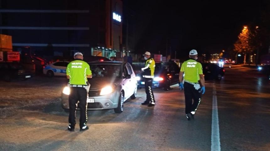 Alkoll&uuml; s&uuml;r&uuml;c&uuml;ler cezadan ka&ccedil;amadı, hem ehliyetleri hem ara&ccedil;ları gitti
