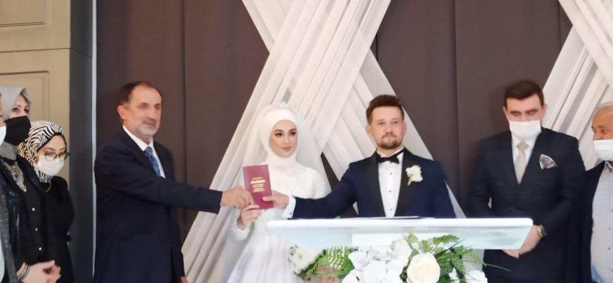 Belediye Başkanı Şahin kızına nikah c&uuml;zdanının kendisi verdi