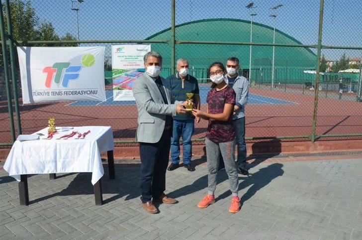 Bölge Tenis turnuvası çekişmeli geçti G4