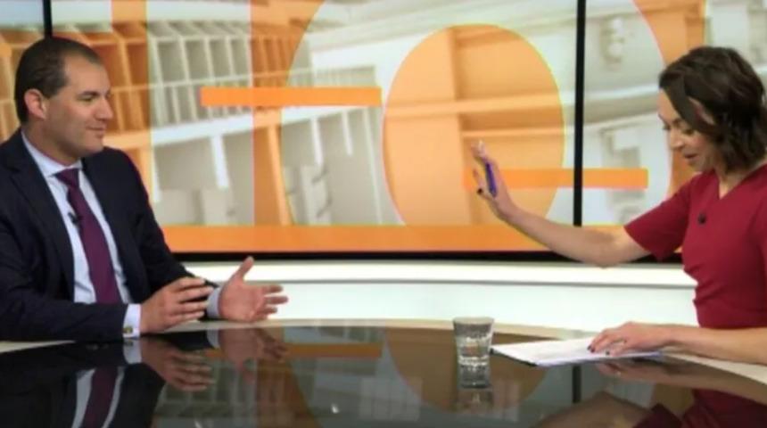 Yeni Zelanda'da politikacıya 'yalan söyletmeyen' gazeteci viral oldu