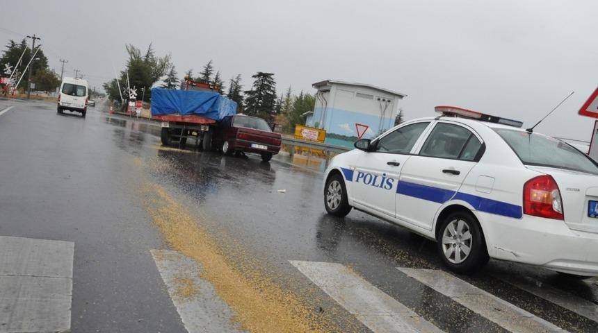 Konya&rsquo;da trakt&ouml;r ile otomobil &ccedil;arpıştı: 2 yaralı