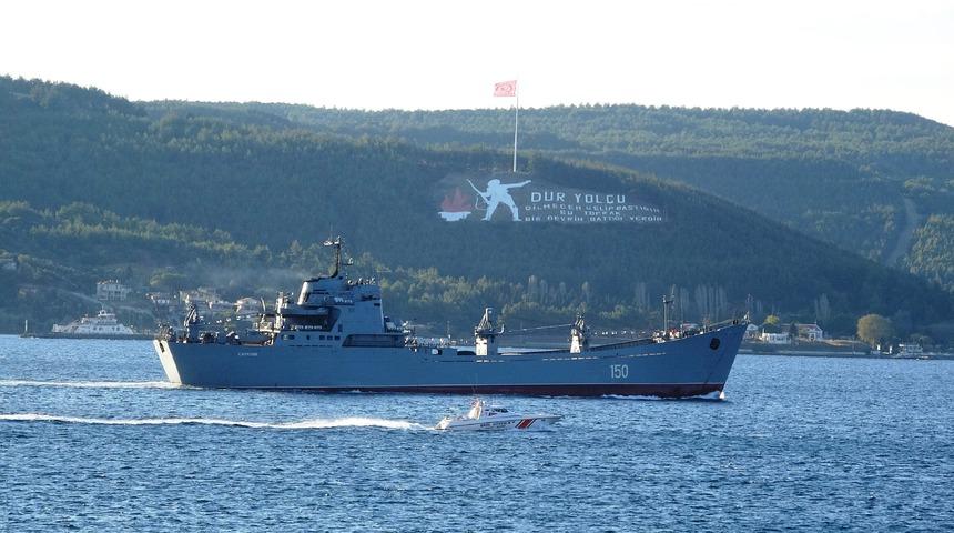 Rus savaş gemisi &lsquo;Saratov&rsquo; &Ccedil;anakkale Boğazı&rsquo;ndan ge&ccedil;ti