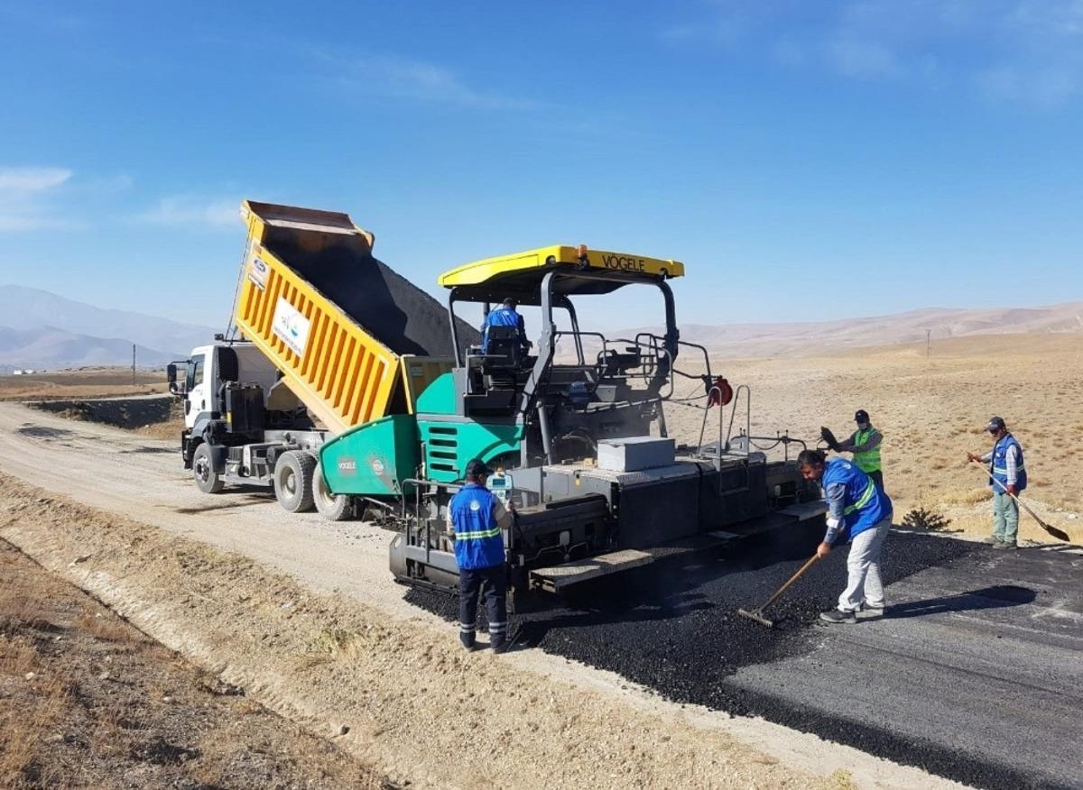 Van B&uuml;y&uuml;kşehir Belediyesi Taşkonak Mahalle yolunu asfaltlıyor