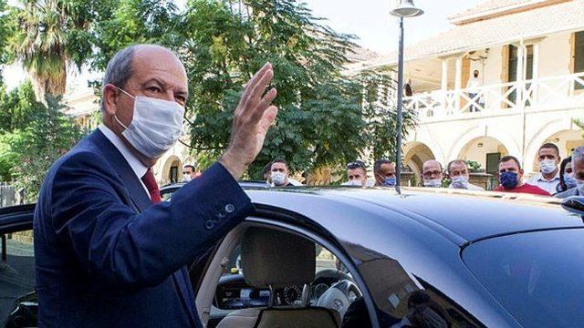 KKTC’nin yeni Cumhurbaşkanı Tatar, mazbata öncesi babasının elini öpmeye gitti