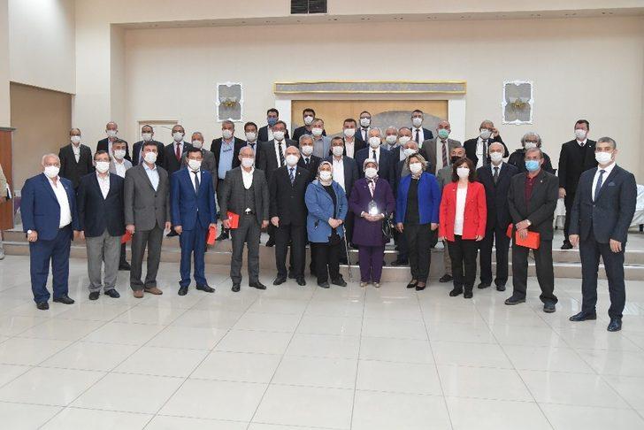 Isparta Belediye Başkanı Başdeğirmen’den muhtarlara plaket G1