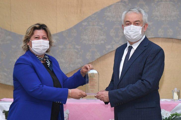 Isparta Belediye Başkanı Başdeğirmen’den muhtarlara plaket G3