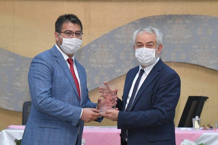 Isparta Belediye Başkanı Başdeğirmen’den muhtarlara plaket G4