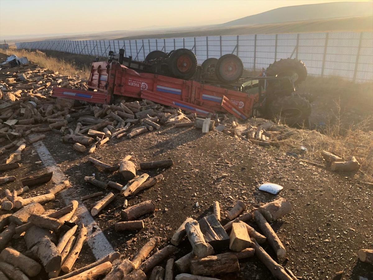 Kars'ta tanker ile odun y&uuml;kl&uuml; trakt&ouml;r &ccedil;arpıştı: 2 yaralı