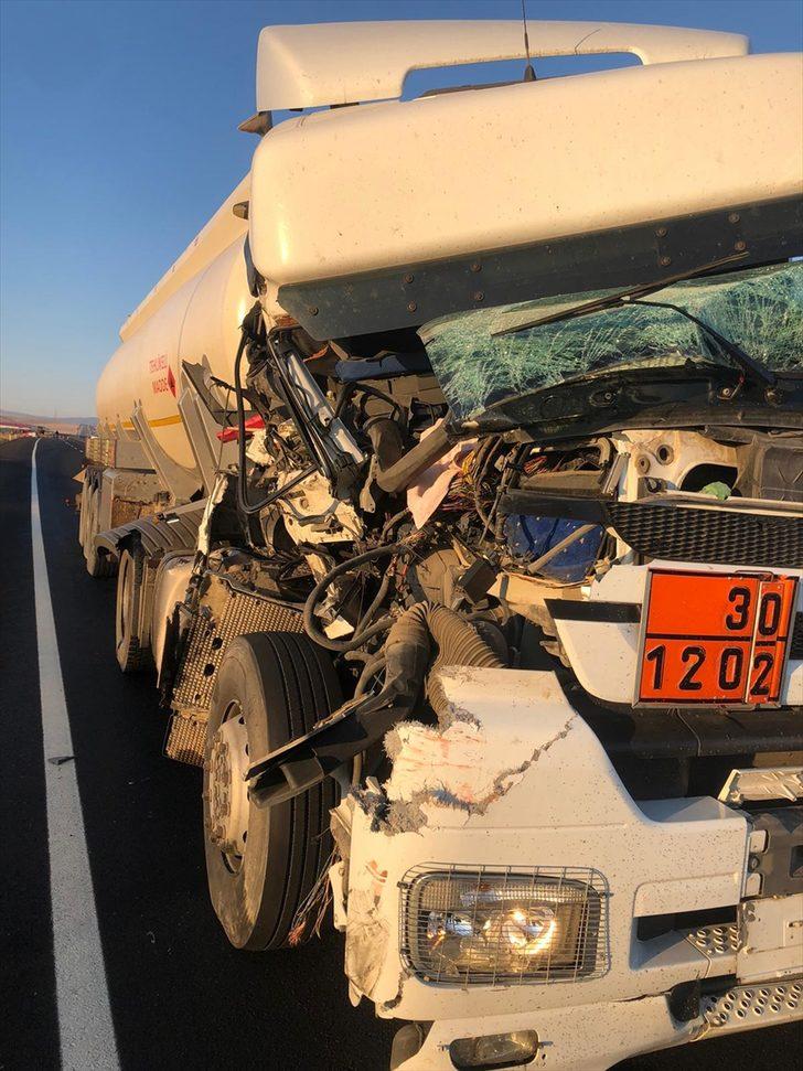 Kars'ta tanker ile odun yüklü traktör çarpıştı: 2 yaralı G2