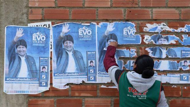 Geçen yılki protestolarda Morales posteri yırtan bir Bolivyalı.