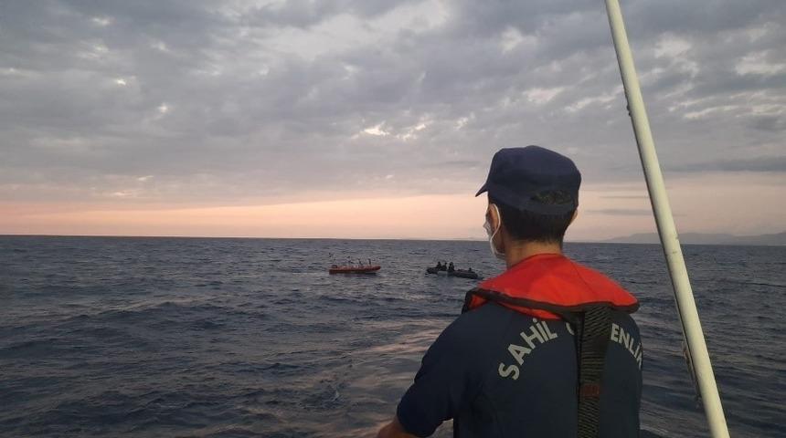 İzmir’de Yunan unsurları tarafından geri itilen 78 düzensiz göçmen kurtarıldı