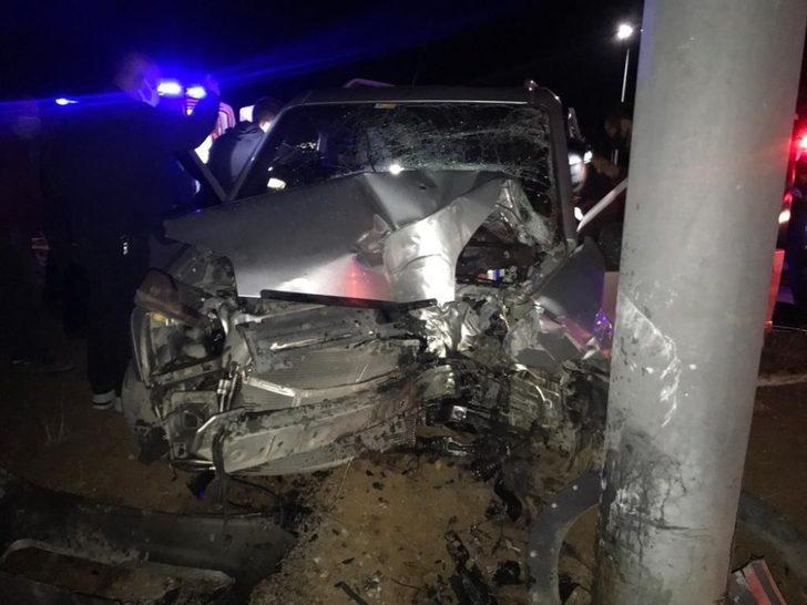 Kamyonet direğe çarptı: 3 yaralı G2