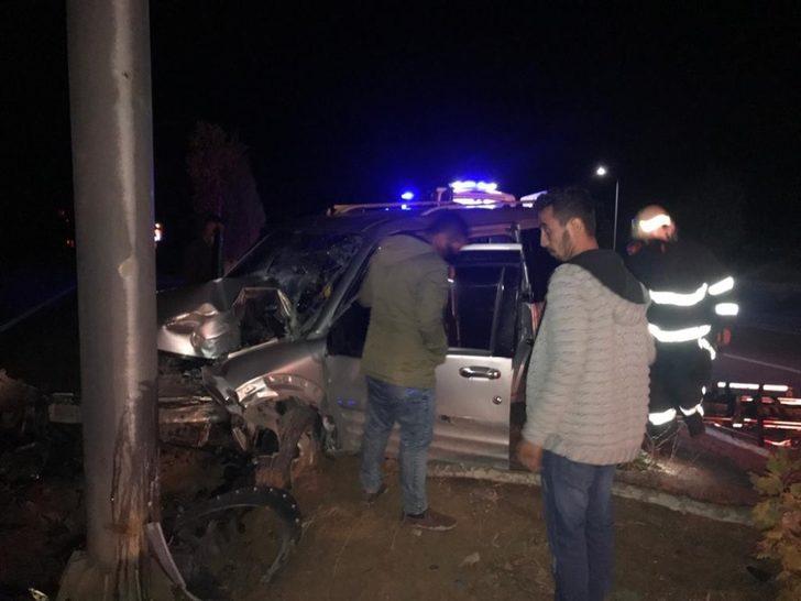 Kamyonet direğe çarptı: 3 yaralı G3