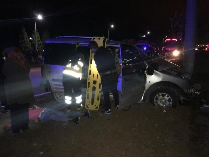 Kamyonet direğe çarptı: 3 yaralı G4