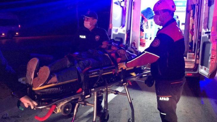 Kamyonet direğe çarptı: 3 yaralı G5