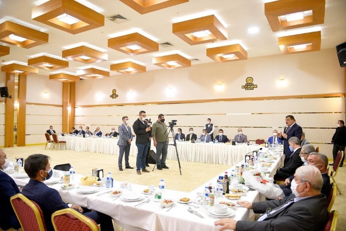 G&uuml;rkan muhtarlarla bir araya geldi