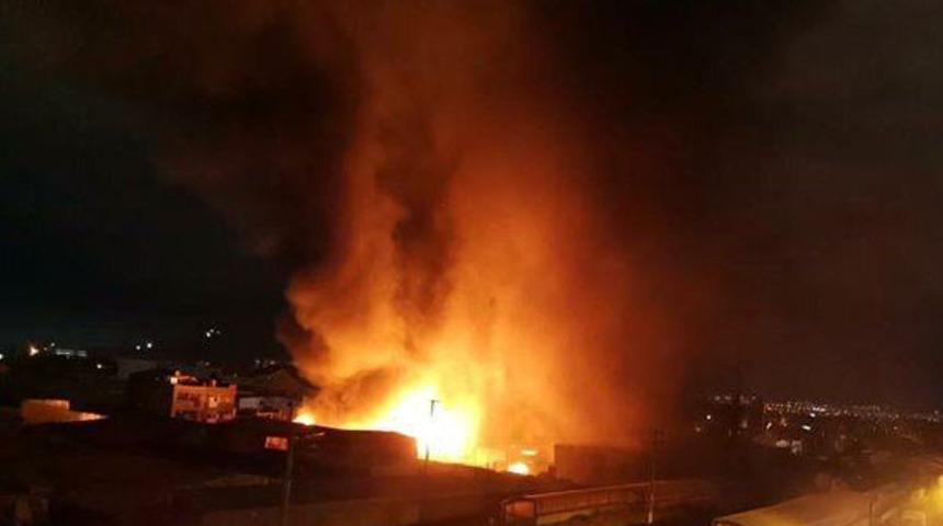 Ankara'da büyük yangın! Konteynere atılan ateş 2 fabrikayı yaktı