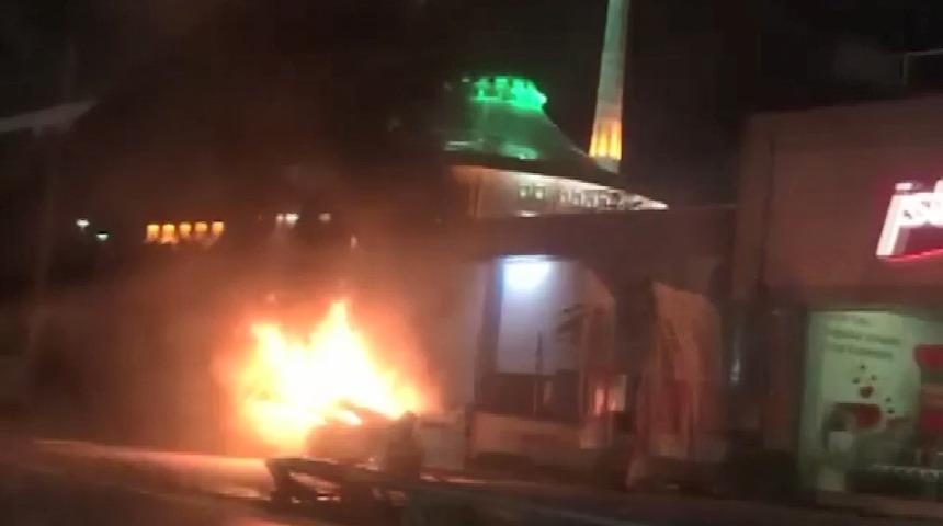 'Makas' atan otomobil elektrik direğine &ccedil;arpıp alev aldı: 5 yaralı